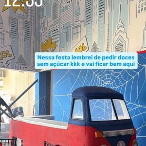 O corredor de entrada ganhou um piso que simulava uma rua com asfalto azul-claro, faixas brancas de sinalização e grandes aranhas vermelhas