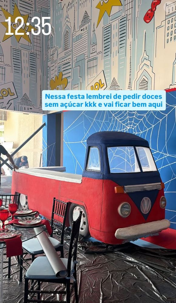 O corredor de entrada ganhou um piso que simulava uma rua com asfalto azul-claro, faixas brancas de sinalização e grandes aranhas vermelhas