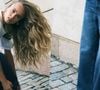 Se você quer usar calças capri com sapatos baixos, as sapatilhas de ballet são a melhor opção: elas alongam visualmente as pernas.