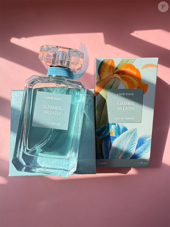 O fundo amadeirado do Summer Breath contribui para uma base descrita como sofisticada, completando a composição floral e refrescante da fragrância.