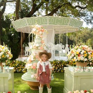 O aniversário de Vicky Justus teve cenografia elegante espalhada pela fazenda da família, sem grandes estruturas que escondessem a paisagem natural