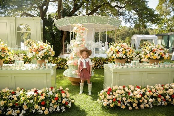 O aniversário de Vicky Justus teve cenografia elegante espalhada pela fazenda da família, sem grandes estruturas que escondessem a paisagem natural