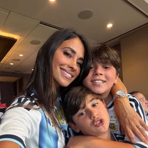 Ao longo dos últimos anos, Antonela Roccuzzo foi vista usando relógios de marcas como Audemars Piguet, Patek Philippe e Tiffany & Co., consolidando uma sequência de aparições com peças de alta relojoaria