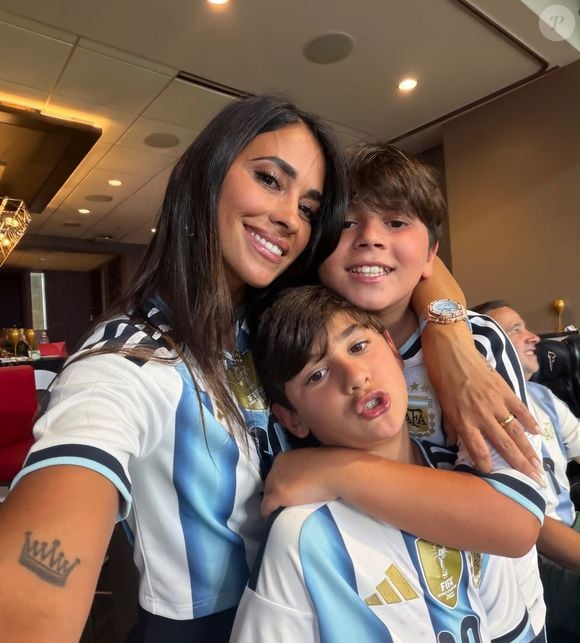 Ao longo dos últimos anos, Antonela Roccuzzo foi vista usando relógios de marcas como Audemars Piguet, Patek Philippe e Tiffany & Co., consolidando uma sequência de aparições com peças de alta relojoaria