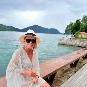 Na viagem, Ana Maria Braga posou usando um biquíni verde e cobrindo seu corpo com uma saída de praia em crochê cru