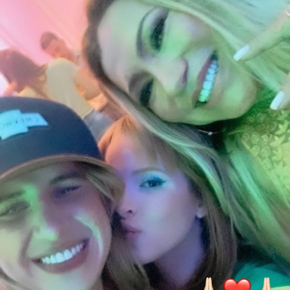 Ex-mulher de Hulk, Iran Ângelo repostou mensagem de amigos, indicando uma indireta ao jogador, que teve nova festa de casamento com Camila Ângelo, sua sobrinha