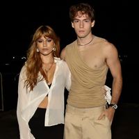 Nem blazer, nem camisa social: filho de Giovanna e Murilo Benício, Pietro Antonelli usa regata transparente de R$ 11 mil em evento com namorada