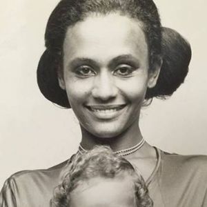 Camila Pitanga quando bebê, no colo de sua mãe.