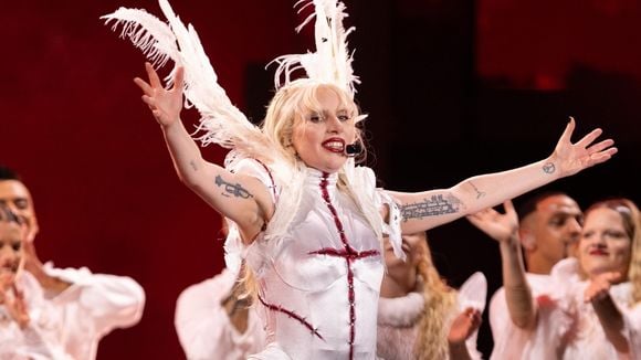 Afinal, qual é a cor do cabelo real de Lady Gaga? Aqui está a resposta da pergunta que muitos fizeram após show em Copacabana repleto de laces