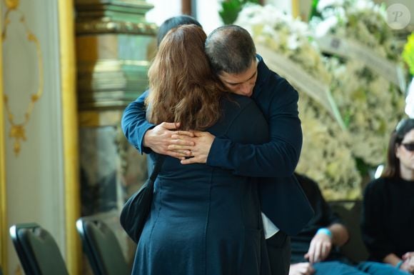 Depois do gesto de carinho, Rodrigo Vellozo foi consolado por familiares que estiveram presentes