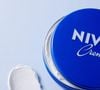 Além disso, segundo Miriam, embora seja um creme que impeça a perda de água pela pele, ele também obstrui os poros e deixa uma sensação muito oleosa
