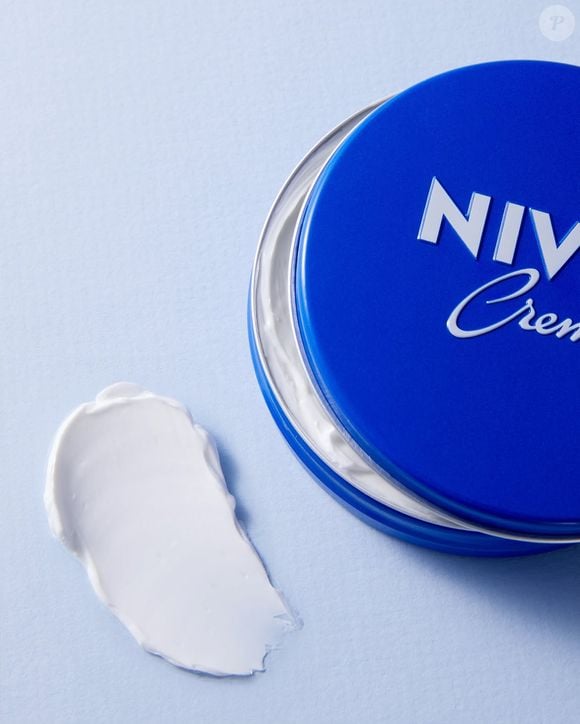 Além disso, segundo Miriam, embora seja um creme que impeça a perda de água pela pele, ele também obstrui os poros e deixa uma sensação muito oleosa