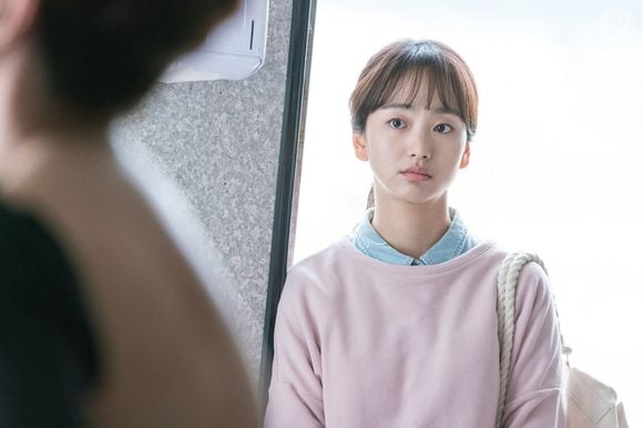 Ha Moon-soo é uma jovem que também perdeu a irmã mais nova no mesmo acidente e cresceu lidando com a culpa de ter sobrevivido e com a responsabilidade de manter a família