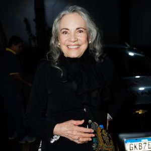 Com um look fechado de frio Regina Duarde marca presença na 55ª edição do Troféu Imprensa após a morte de Silvio Santos