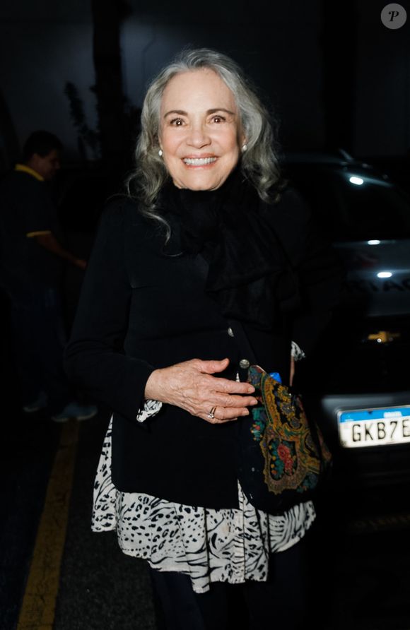 Com um look fechado de frio Regina Duarde marca presença na 55ª edição do Troféu Imprensa após a morte de Silvio Santos