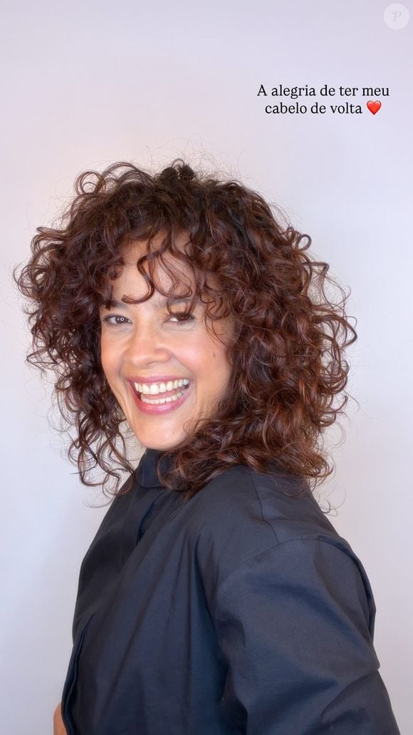 Após as gravações da novela, Maeve Jinkings cortou e repicou os cabelos para manter os cachos bem definidos