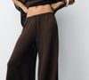 A calça rústica com aberturas laterais da Zara é uma opção para quem deseja renovar o guarda-roupa na Primavera 2026 sem gastar mais de R$ 180. Disponível em diferentes tonalidades, a peça tem modelagem ampla e cintura alta, além de uma proposta boho-chic que combina com blusas leves e sandálias