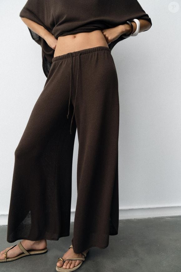 A calça rústica com aberturas laterais da Zara é uma opção para quem deseja renovar o guarda-roupa na Primavera 2026 sem gastar mais de R$ 180. Disponível em diferentes tonalidades, a peça tem modelagem ampla e cintura alta, além de uma proposta boho-chic que combina com blusas leves e sandálias