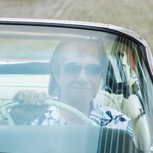 Roberto Carlos chegou dirigindo seu carro vermelho quando chegou ao Porto de Santos, para embarcar no Cruzeiro.