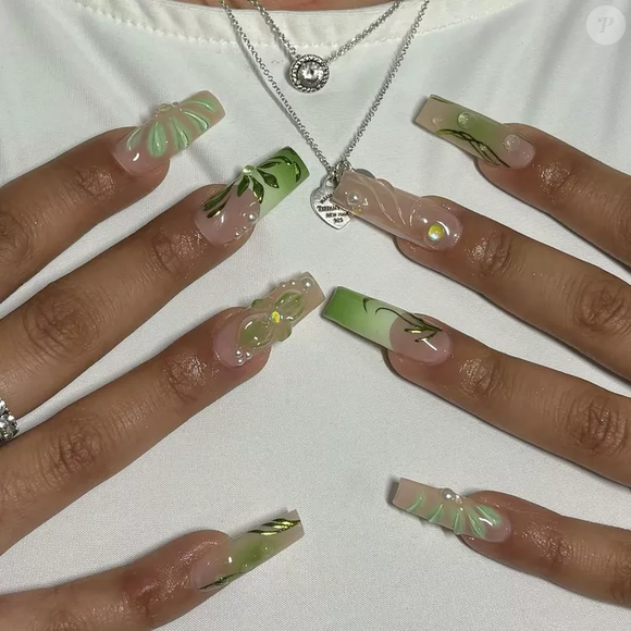 Um cenário 3D é a escolha definitiva para uma garota descolada. Este aqui traz toda a textura e diversão com pedras preciosas e pérolas.