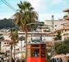 Alguns destaques da Serra da Tramutana ficam por conta de Valldemossa, conhecida por sua arquitetura; Deià, um vilarejo que há décadas atrai artistas; e Sóller, que parece um local parado no tempo