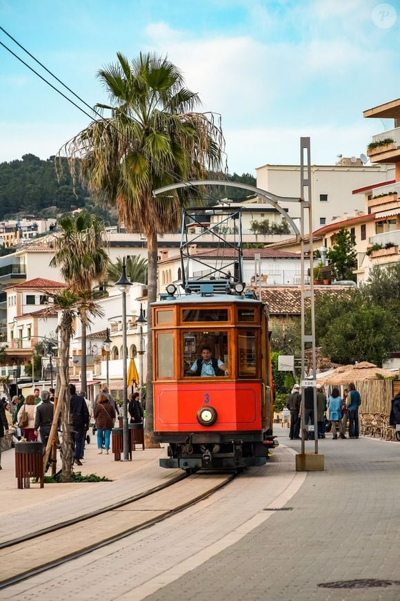 Alguns destaques da Serra da Tramutana ficam por conta de Valldemossa, conhecida por sua arquitetura; Deià, um vilarejo que há décadas atrai artistas; e Sóller, que parece um local parado no tempo
