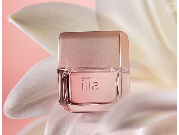 O Ilía Plena, que tem 50 ml, aparece por R$ 105 no site Mercado Livre e é descrito como uma fragrância alegre, jovem e envolvente, com combinação de buquê floral, rosa upcycling e a cremosidade do musk.