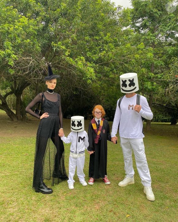 Fantasia de Halloween em família: a modelo Carol Trentini e o marido, o fotógrafo Fabio Bartelt, criaram outra fantasia em família para a festa.