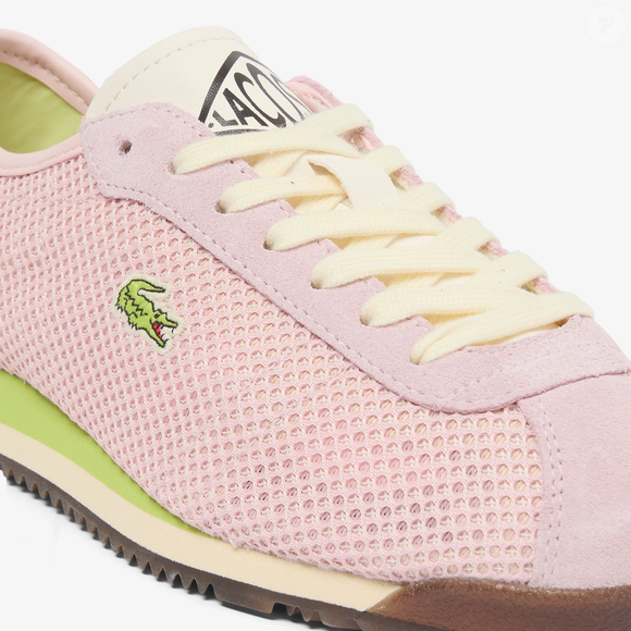 A estética esportiva deixou as quadras para conquistar as ruas e faz do Tênis Feminino Lacoste Club Low uma das apostas mais elegantes para quem deseja aderir ao tenniscore