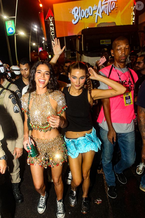 Durante o Carnaval 2024, look de Bruna Marquezine chamou a atenção com um look cheio de miçangas que evocam essa estética artesanal e cheia de personalidade