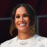 Meghan Markle, rainha da reciclagem! Esposa de Harry repete vestido Valentino que já foi usado em uma ocasião especial