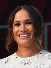 Meghan Markle, rainha da reciclagem! Esposa de Harry repete vestido Valentino que já foi usado em uma ocasião especial