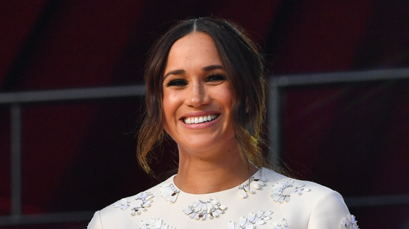 Meghan Markle, rainha da reciclagem! Esposa de Harry repete vestido Valentino que já foi usado em uma ocasião especial