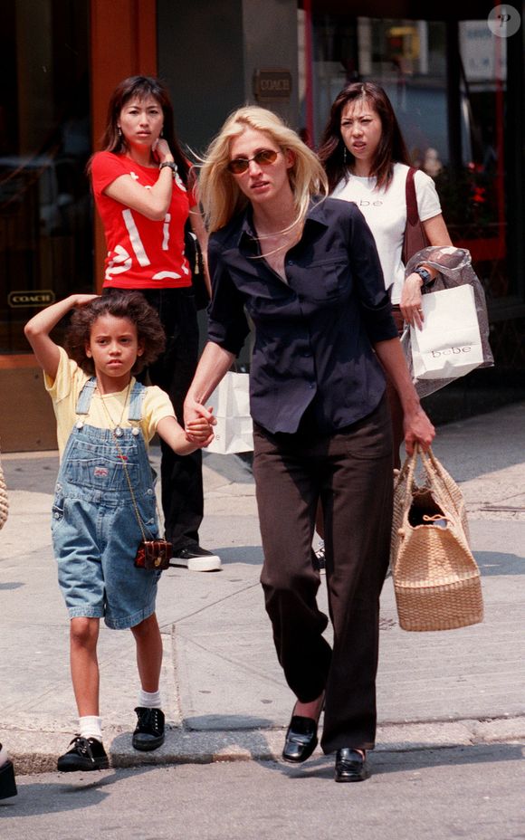 A atriz Camila Queiroz apostou em um aerolook minimalista e sofisticado, que lembrou o estilo icônico de Carolyn Bessette-Kennedy, referência absoluta de elegância nos anos 1990