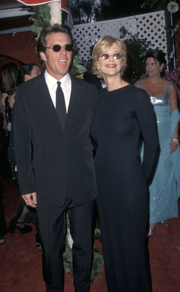 Ryan e Dennis Quaid estavam elegantes no Oscar de 1998, vestidos com conjuntos pretos e óculos escuros.