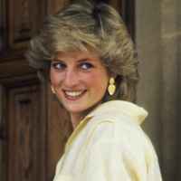 Os looks icônicos de verão da Princesa Diana nos anos 90 que você pode recriar neste fim de ano