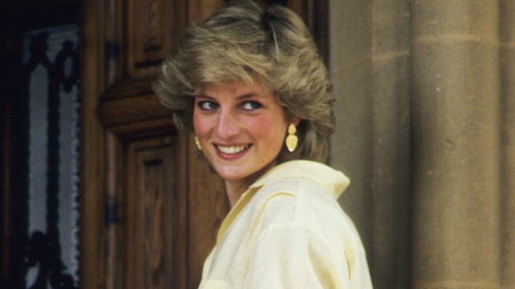 Os looks icônicos de verão da Princesa Diana nos anos 90 que você pode recriar neste fim de ano