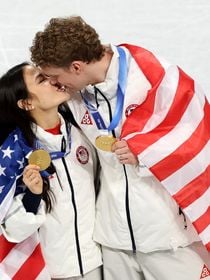 Namorados há 17 anos, casados, parças, besties... quem namora quem na patinação artística das Olimpíadas de Inverno 2026?