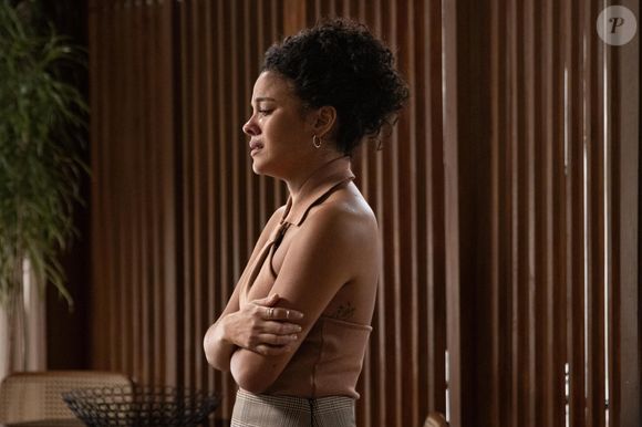 Maria de Fátima (Bella Campos) cita filho de Odete Roitman (Debora Bloch) ao dizer a César (Cauã Reymond) que ele corre risco ao lado da vilã na novela 'Vale Tudo' capítulo de 1º de outubro de 2025, quarta-feira