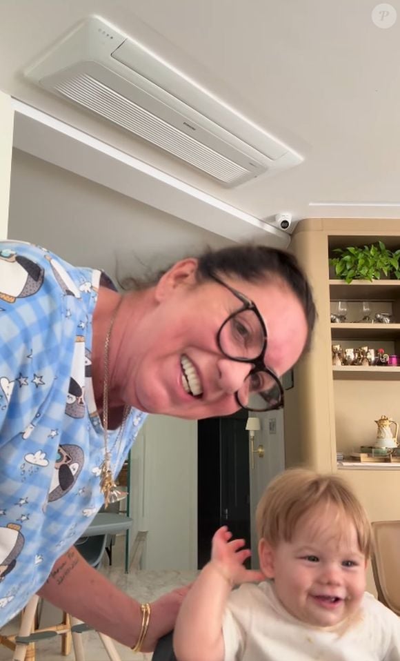 Mãe de Virgínia, Margareth Serrão logo correu para dar um beijinho no neto e se derreteu com a surpresa, que ficou registrada