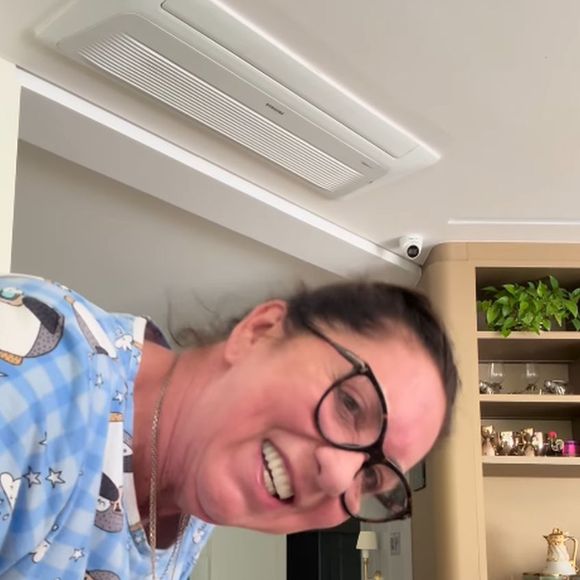 Mãe de Virgínia, Margareth Serrão logo correu para dar um beijinho no neto e se derreteu com a surpresa, que ficou registrada