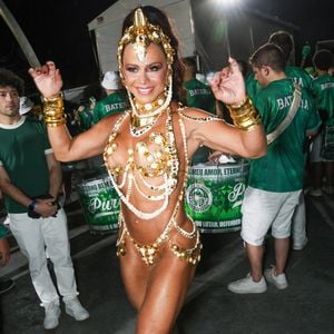 Viviane Araujo roubou a cena no ensaio técnico da Mancha Verde no Sambódromo do Anhembi, em São Paulo, na noite desta sexta-feira (16)