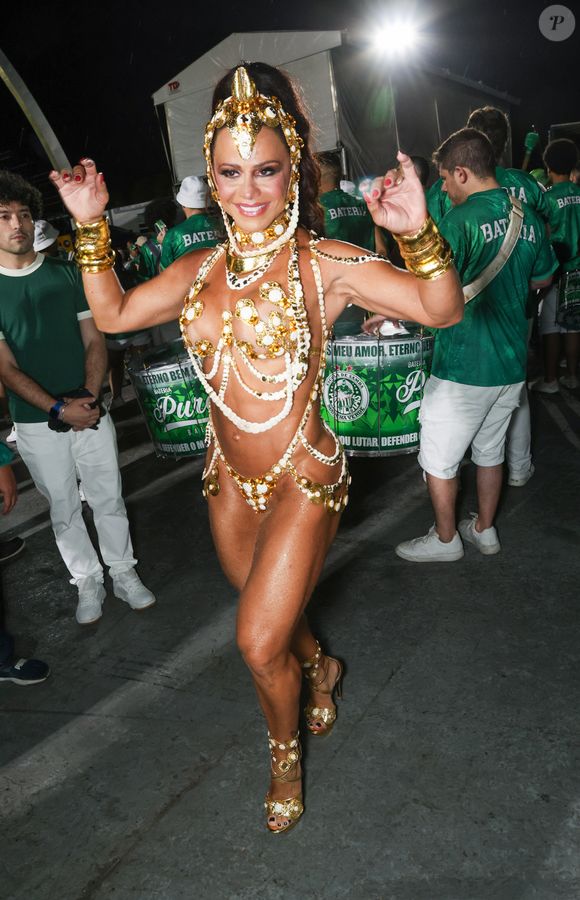 Viviane Araujo roubou a cena no ensaio técnico da Mancha Verde no Sambódromo do Anhembi, em São Paulo, na noite desta sexta-feira (16)