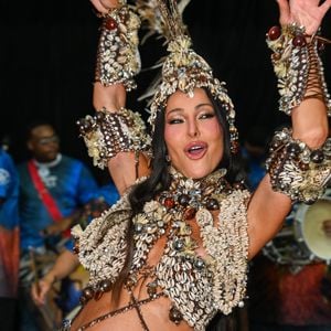 Sabrina Sato aposta em figurino com búzios naturais, miçangas e pedrarias para ensaio da Vila Isabel em outubro de 2026, durante a reta final da gravidez