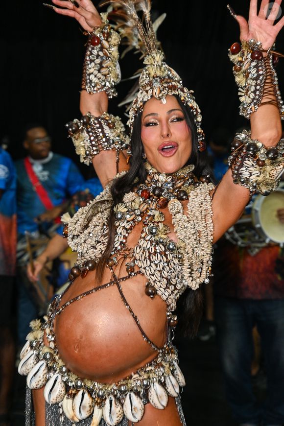 Sabrina Sato aposta em figurino com búzios naturais, miçangas e pedrarias para ensaio da Vila Isabel em outubro de 2026, durante a reta final da gravidez