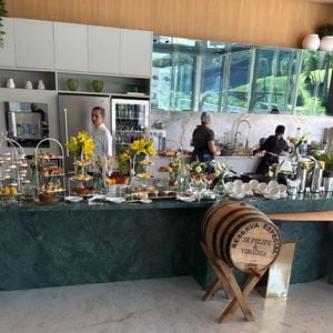 Zé Felipe organizou um café da manhã para o Dia das Mães