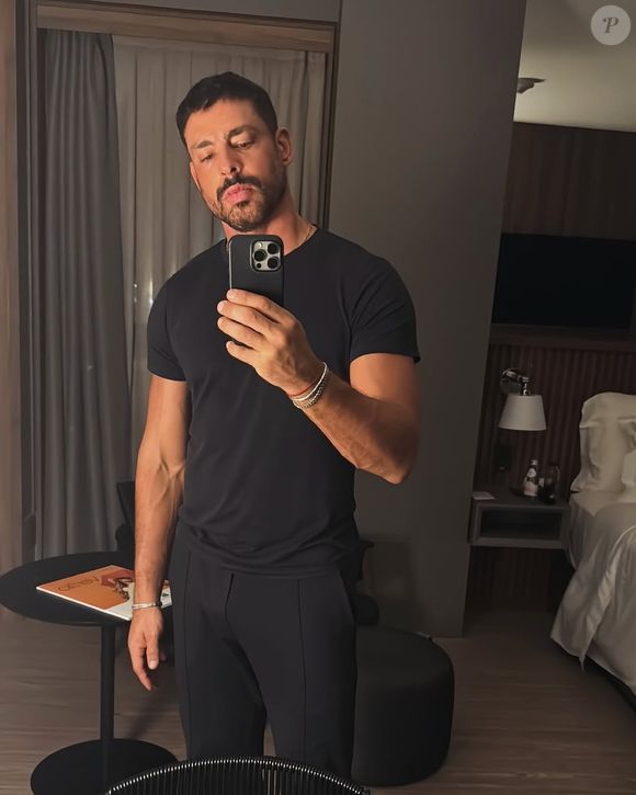 Cauã Reymond está no ar na novela das 21h da TV Globo, ao lado de Bella Campos.