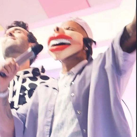Neymar marcou presença no aniversário de 3 anos da filha Mavie e entrou na brincadeira ao participar das apresentações preparadas pelas crianças no palco