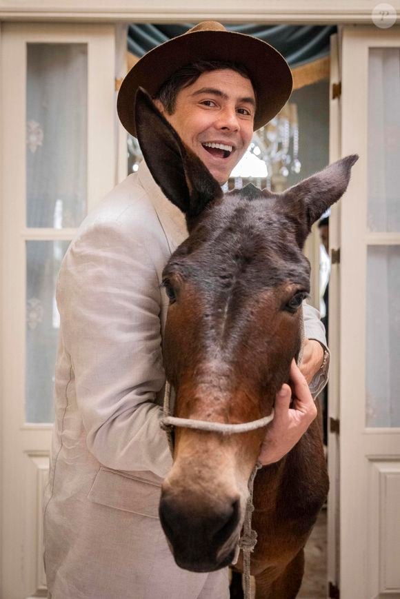 Candinho (Sergio Guizé) e Burro Policarpo (Juliana) em 'Êta Mundo Melhor!'. Globo transformará amizade em animação.