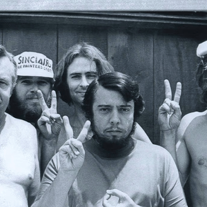 Antes da fama em Hollywood, Harrison Ford trabalhou como carpinteiro e ajudou a construir o estúdio de Sérgio Mendes nos anos 70 — o registro raro foi compartilhado pelo próprio músico em 2015